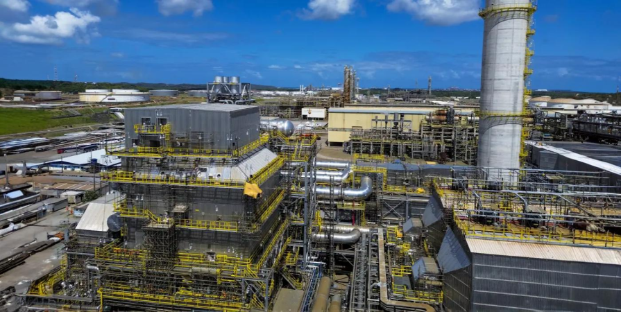 Importações Agressivas vs. Inovação Local: O Dilema da Petroquímica Brasileira