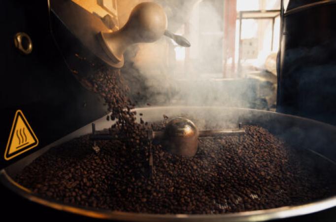 Tarifas salgadas: café importado fica ainda mais caro nos EUA e setor liga o alerta