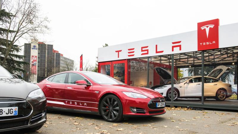 Tesla perde US$ 380 bilhões em valor de mercado e registra maior queda de 2025